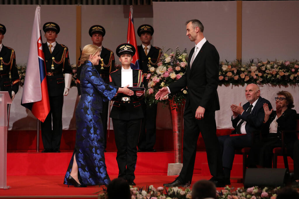 Odovzdávanie štátnych vyznamenaní pri príležitosti vzniku Slovenskej republiky. Prezidentka zaujala nielen účesom, ale aj modrými šatami, ktoré pripomínali kimono. Práve tento kúsok mala oblečený aj na návšteve v Japonsku.
