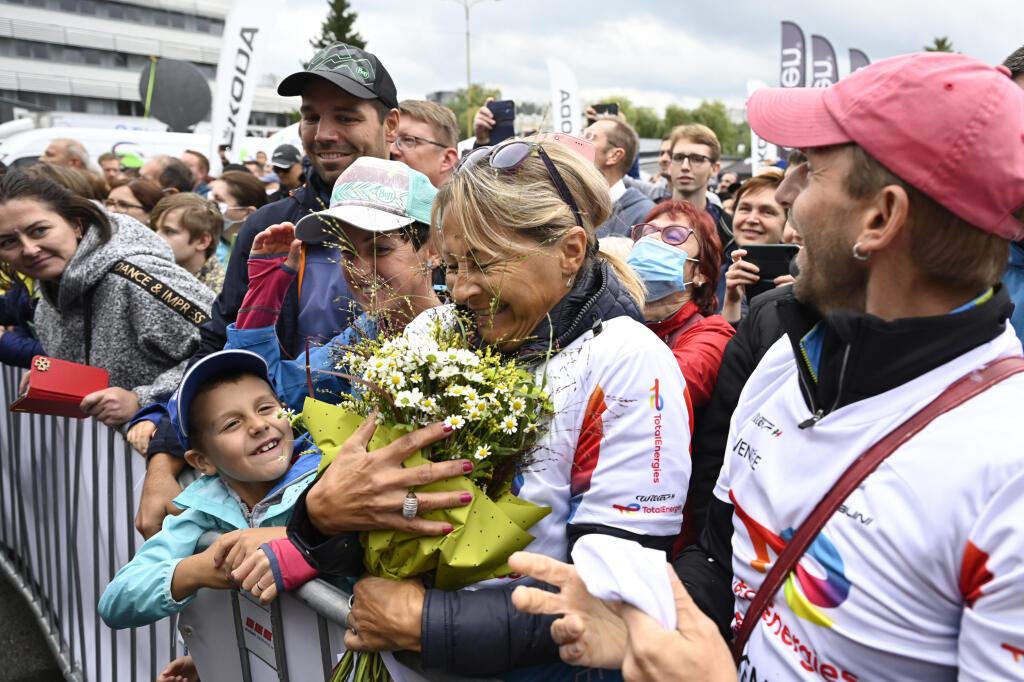 Na snímke šťastná fanúšička po tom, čo chytila kyticu, ktorú hodil slovenský cyklista Peter Sagan (Bora-Hansgrohe) z pódia po 3. etape 65. ročníka pretekov Okolo Slovenska (193,2 km) z Dolného Kubína do Považskej Bystrice v sobotu 18. septembra 2021.