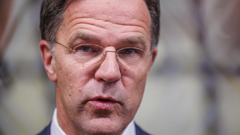 WA 7 Brusel - Holandský premiér Mark Rutte počas tlačovej konferencie na dvojdňovom mimoriadnom summite prezidentov a premiérov krajín Európskej únie o vojne na Ukrajine a energetickej situácii v EÚ v Bruseli v utorok 31. mája 2022. Európska únia poskytne Ukrajine ďalšiu finančnú pomoc vo výške až do deväť miliárd eur. Lídri členských krajín EÚ sa v pondelok neskoro večer dohodli aj na zavedení čiastočného ropného embarga voči Rusku. Toto embargo sa vzťahuje len na ruskú ropu dovezenú po mori. P