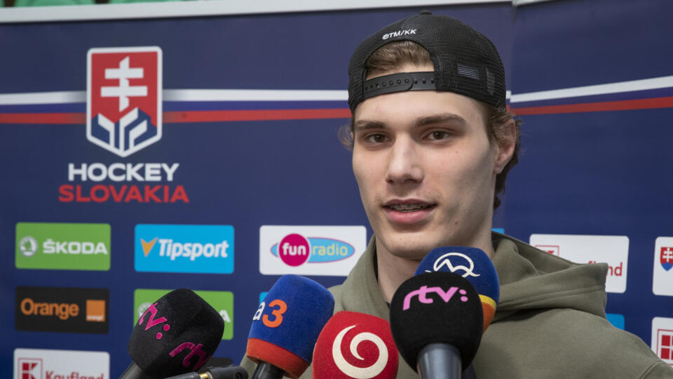 Talentovaný slovenský hokejista Juraj Slafkovský (18) absolvoval v utorok posledný tréning spoločne so spoluhráčmi pred odletom do dejiska majstrovstiev sveta v hokeji vo fínskych Helsinkách.