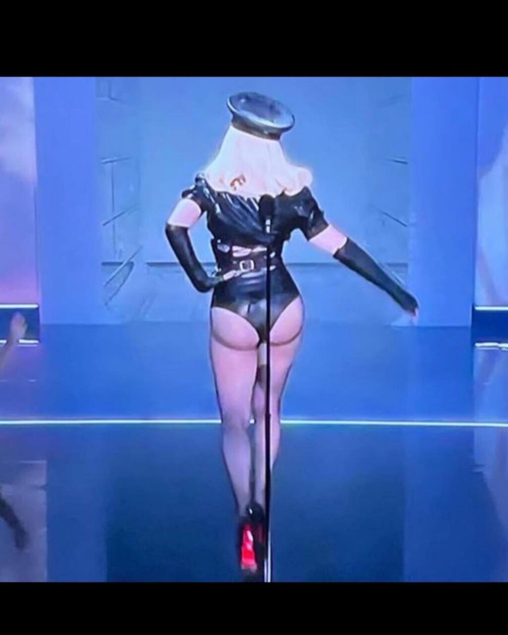 Speváčka stála pred publikom s erotickom PVC korzete, ktorý jej vytlačil prsia až pod bradu, len tak tak, že jej nevyskočili.