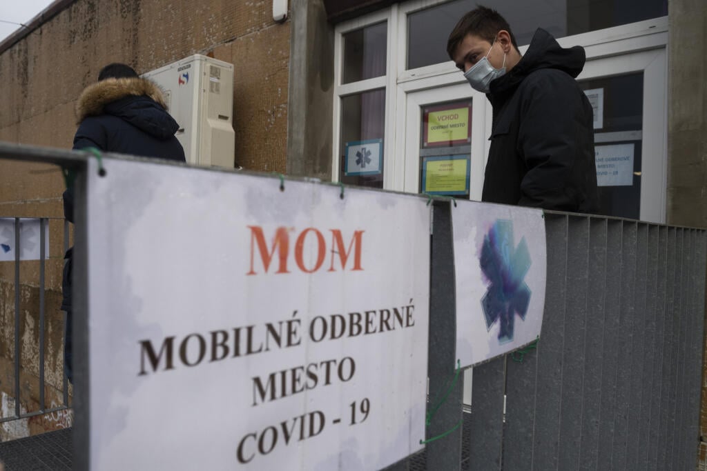 Na snímke ľudia čakajú na testovanie v mobilnom odberovom mieste na Čiernovodskej ulici v Bratislave 30. decembra 2020. FOTO TASR - Jaroslav Novák