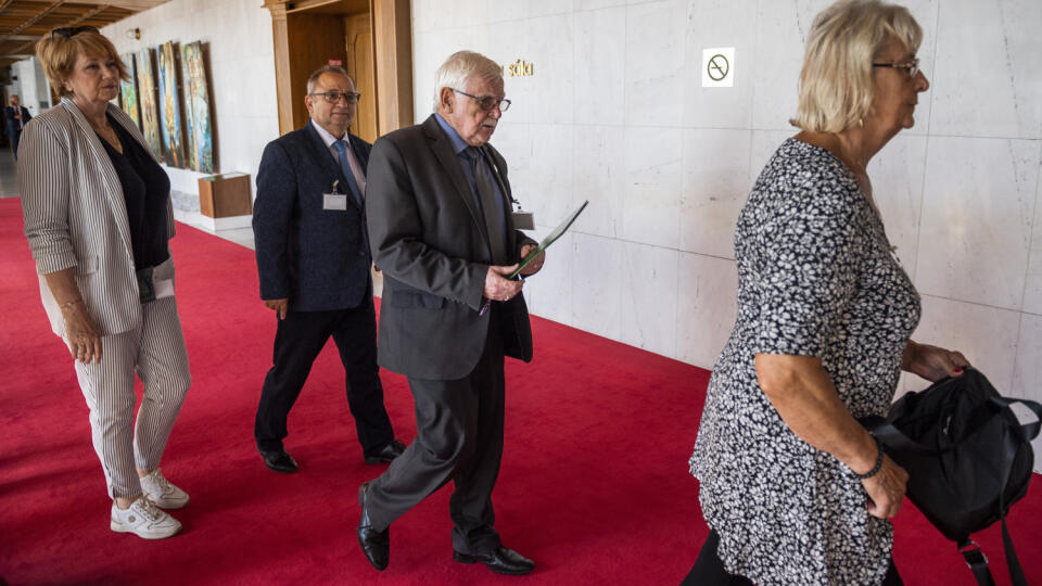 Na snímke predseda Jednoty dôchodcov Slovenska (JDS) Michal Kotian (druhý sprava) prichádza odovzdať predsedovi Národnej rady SR Borisovi Kollárovi (Sme rodina) podpisy k petícii na presadenie pomoci pre seniorov v Bratislave v utorok 13. septembra 2022. FOTO TASR - Jaroslav Novák