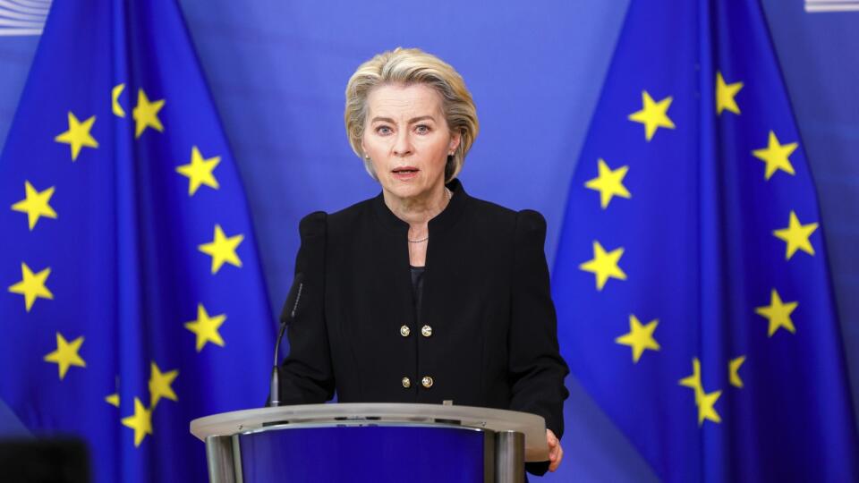 JB 21 Brusel - Predsedníčka Európskej komisie Ursula von der Leyenová počas tlačovej konferencie k úmrtiu predsedu Európskeho parlamentu (EP) Davida Sassoliho, ktorý zomrel vo veku 65 rokov, v sídle EÚ v Bruseli 11. januára 2022. Predstavitelia európskych inštitúcií aj európski politici v utorok ráno využili sociálne siete, aby reagovali na úmrtie predsedu Európskeho parlamentu (EP) Davida Sassoliho, ktorý zomrel vo veku 65 rokov. Ako jedna z prvých reagovala predsedníčka Európskej komisie (EK)