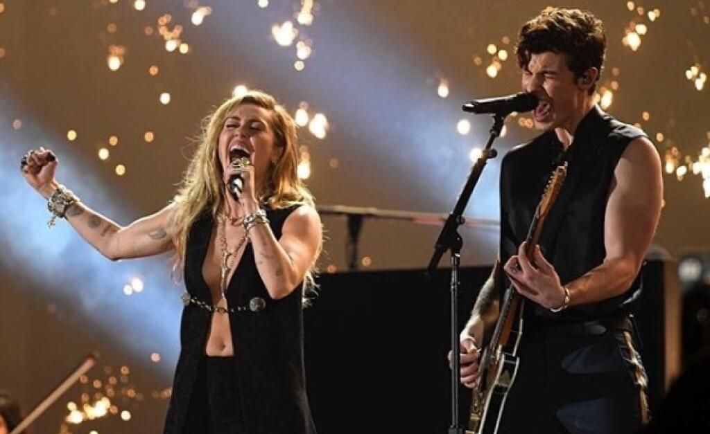 Miley Cyrus vystúpila na Grammy 2019 spolu so Shawnom Mendesom.