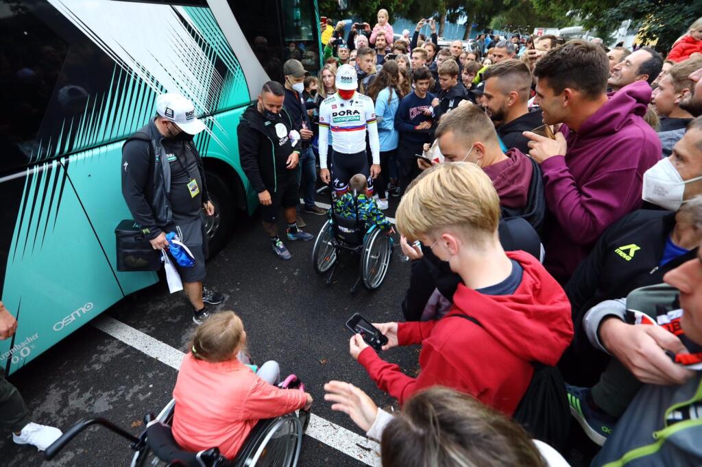 Peter Sagan urobil radosť fanúšikom podpismi a fotografiami
