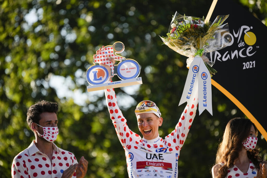 Na snímke slovinský cyklista Tadej Pogačar (UAE-Team Emirates) oslavuje víťazstvo v celkovom poradí po záverečnej 21. etape pretekov Tour de France. Pogačar si na 108. ročníku vybojoval okrem žltého aj bodkovaný a biely dres.
