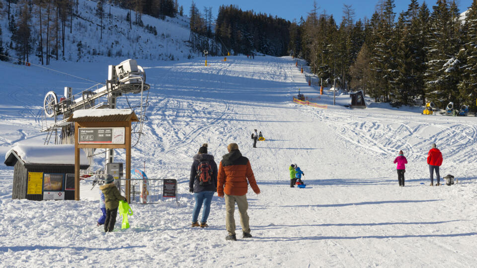 Na snímke ľudia na neupravenom svahu počas lockdownu v lyžiarskom stredisku na Štrbskom Plese vo Vysokých Tatrách. Štrbské Pleso, 5. februára 2021. FOTO TASR - Milan Kapusta