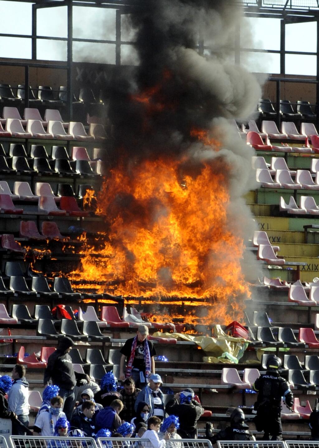 Počas derby v marci 2010 bolo horúco, a to doslova. V sektore fanúšikov Slovana totiž vypukol požiar, chytila sa tribúna a požiar museli pacifikovať až hasiči.