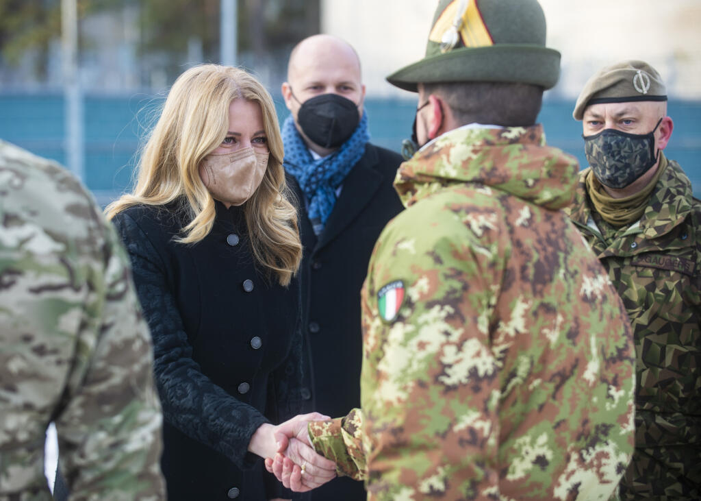 Na snímke vľavo prezidentka SR Zuzana Čaputová sa víta s vojakmi na základni eFP v Adaži v Lotyšsku 20. decembra 2021. FOTO TASR - Jakub Kotian