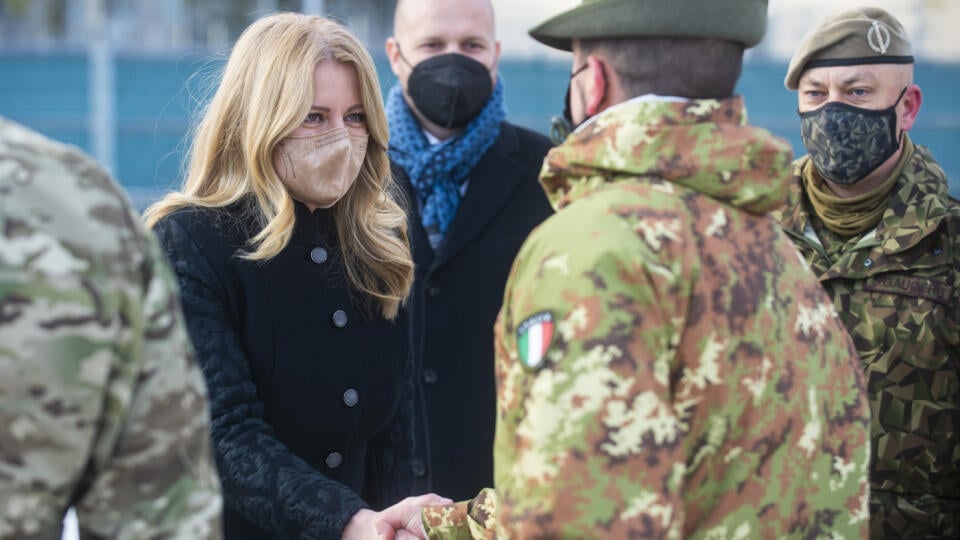 Na snímke vľavo prezidentka SR Zuzana Čaputová sa víta s vojakmi na základni eFP v Adaži v Lotyšsku 20. decembra 2021. FOTO TASR - Jakub Kotian