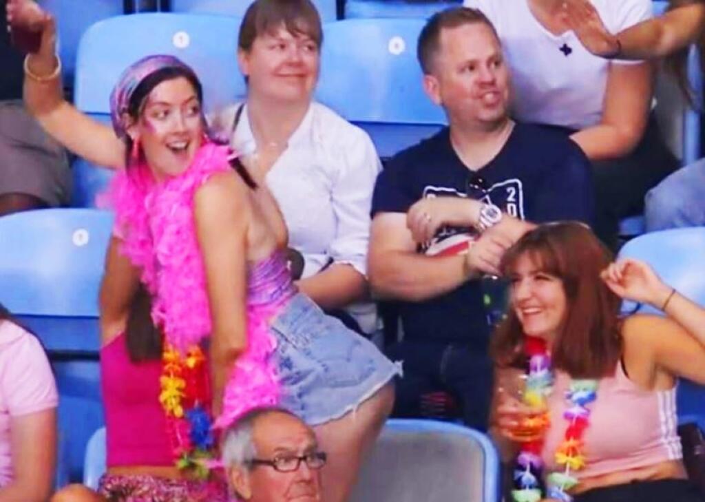 Táto fanúšička si na tohtoročných Hrách Commonwealthu ukradla šou. Keď na ňu namierili kamery, vyhrnula sukňu a ukázala zadoček, ktorým zatriasla.