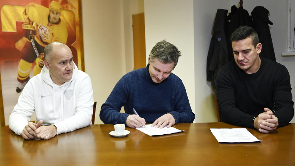 Na snímke zľava predseda predstavenstva HK Dukla Trenčín Miloš Radosa, nový tréner HK Dukla Trenčín Tero Lehterä a člen predstavenstva Branko Radivojevič počas podpisu zmluvy, 8. decembra 2021 v Trenčíne. Novým trénerom hokejistov Dukly Trenčín sa stal Fín Tero Lehterä. Vo funkcii nahradil Jána Pardavého, ktorý v klube skončil minulý týždeň po vzájomnej dohode. FOTO TASR - Radovan Stoklasa