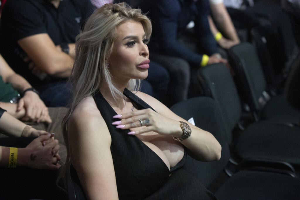 V Bratislave sa ukázala aj snúbenica Karlosa Vémolu Slovenka Lela Ceterová, ktorá napriek tehotenstvu nesklamala hlbokým výstrihom.