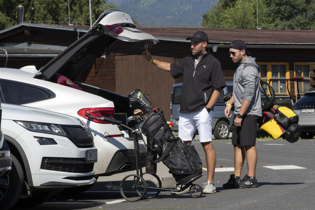 Golfové zručnosti si vyskúšal aj Marko Daňo (vpravo).