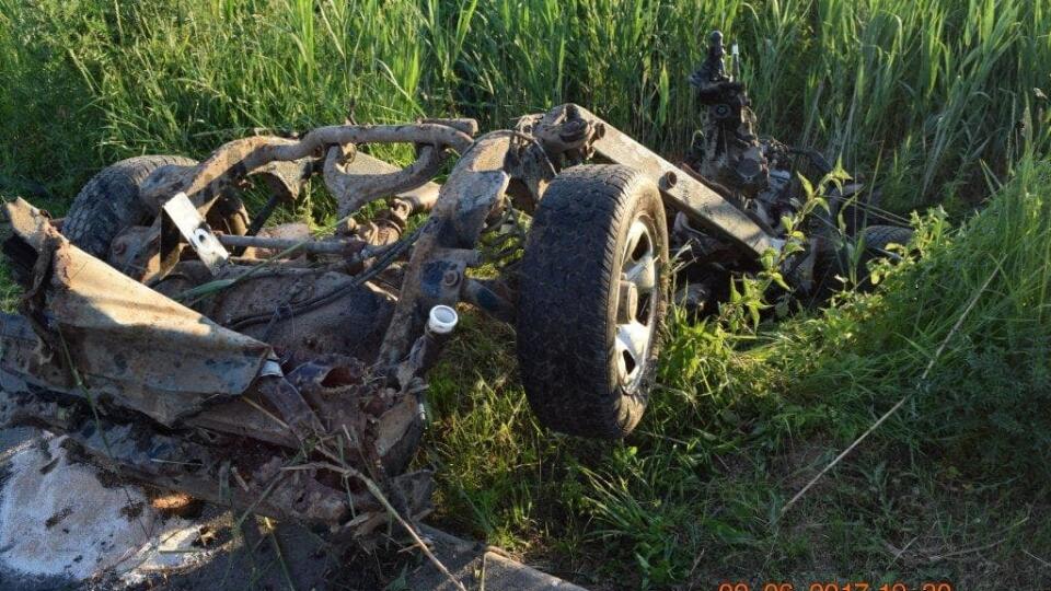 Pri nehode došlo k odtrhnutiu prednej a zadnej nápravy vozidla.