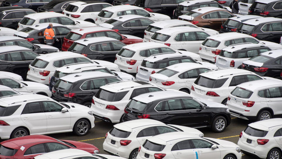 WA 24 archív Brémy - Na archívnej snímke z 12. júna 2017 nové osobné automobily značky Mercedes-Benz a BMW sú na parkovisku v Brémach. Popredná nemecká environmentálna mimovládna organizácia (NGO) zažalovala výrobcov automobilov BMW a Daimler za to, že odmietli sprísniť svoje ciele v oblasti uhlíkových emisií a do roku 2030 sa vzdať automobilov produkujúcich fosílne palivá. V listoch, ktoré poslala firmám začiatkom tohto mesiaca, im dala termín do 20. septembra, aby súhlasili s požiadavkami mim