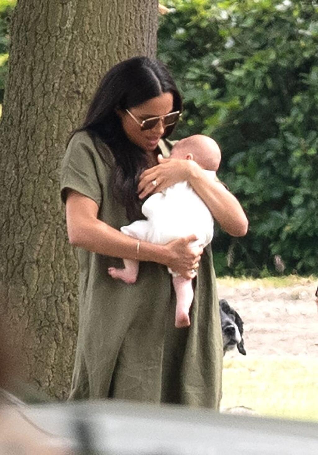 Aj do vojvodkyne Meghan sa v minulosti navážali kvôli tomu, ako držala synčeka Archieho.