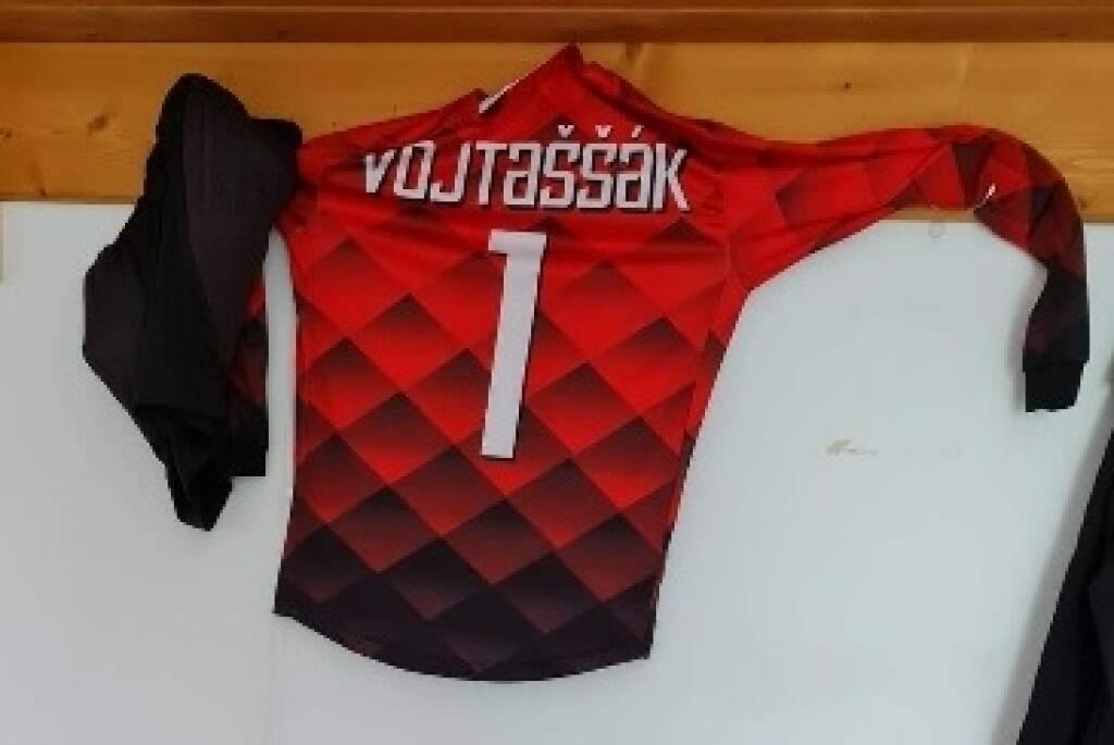Brankársky dres v šatni klubu.