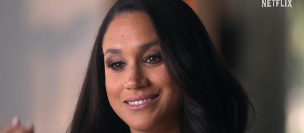 Nové ukážky navyše vyobrazujú aj nikdy nezverejnené zábery zo života Harryho a Meghan. Je tak možné, že dvojica sa v dokumente podelí aj o bolestivú skúsenosť s potratom, ktorým si Meghan prešla. Na ďalších záberoch sa však vojvodkyňa objavuje s veľkým tehotenským bruchom, pravdepodobne z čias, keď čakala dcéru Lilibet.