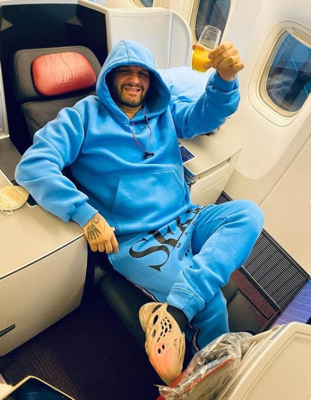 Rytmus patrí medzi našich najbohatších raperov. Na Instagrame sa prezentuje luxusom a rád hovorí, že práve takto motivuje mladých ľudí, aby sa dostali zhora nadol.