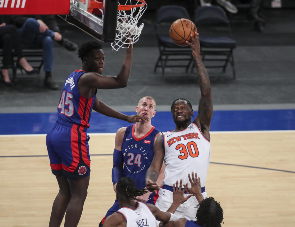 JB 1 New York - Hráč New York Knicks Julius Randle (vpravo) strieľa na kôš proti Detroitu Pistons v basketbalovom zápase zámorskej NBA v New Yorku 4. marca 2021. FOTO TASR/AP
New York Knicks forward Julius Randle (30) puts up a hook shot against the Detroit Pistons during the third quarter of an NBA basketball game Thursday, March 4, 2021, in New York. (Wendell Cruz/Pool Photo via AP)