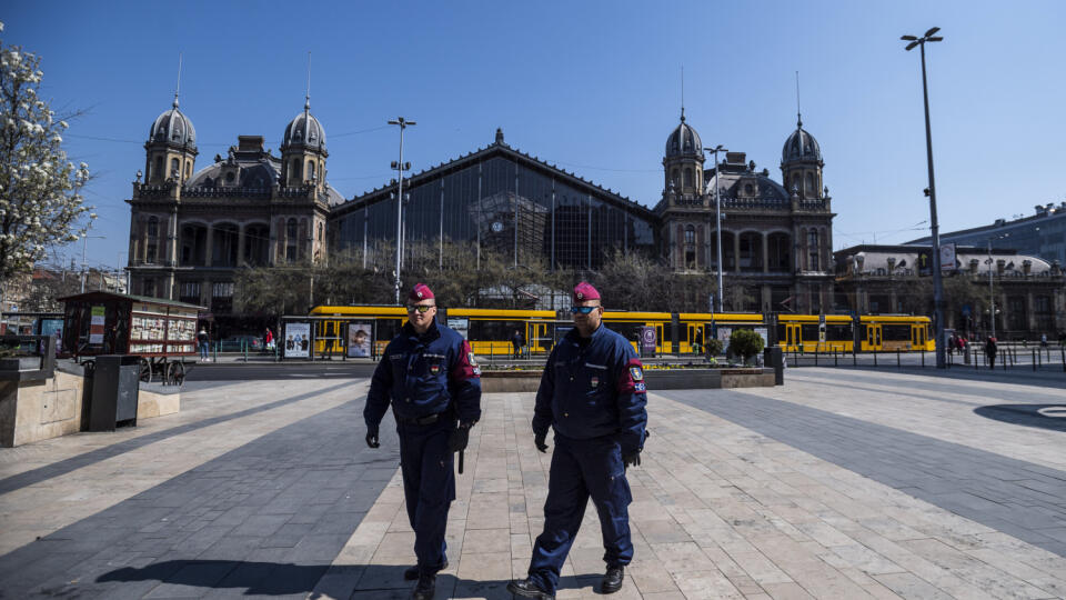 Policajti hliadkujú na ulici v centrálnej Budapešti.