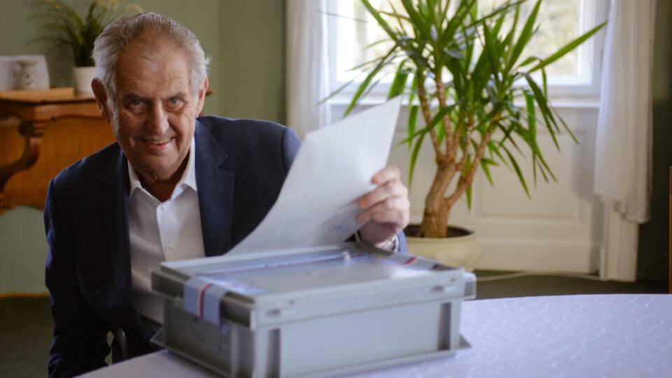 Úradujúci prezident Zeman volil zo zámku v Lánoch.