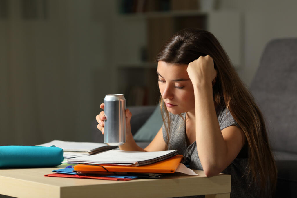 Energetické nápoje majú síce povzbudivý účinok pre naše telo, to ale neplatí o našich zuboch. Naše sliny povypití týchto nápojov nie sú schopné neutralizovať v ústach kyseliny, čím sa prirodzene oslabuje zubná sklovina. Tej dokonca nerobia dobre ani bublinkové nápoje bez obsahu cukru.