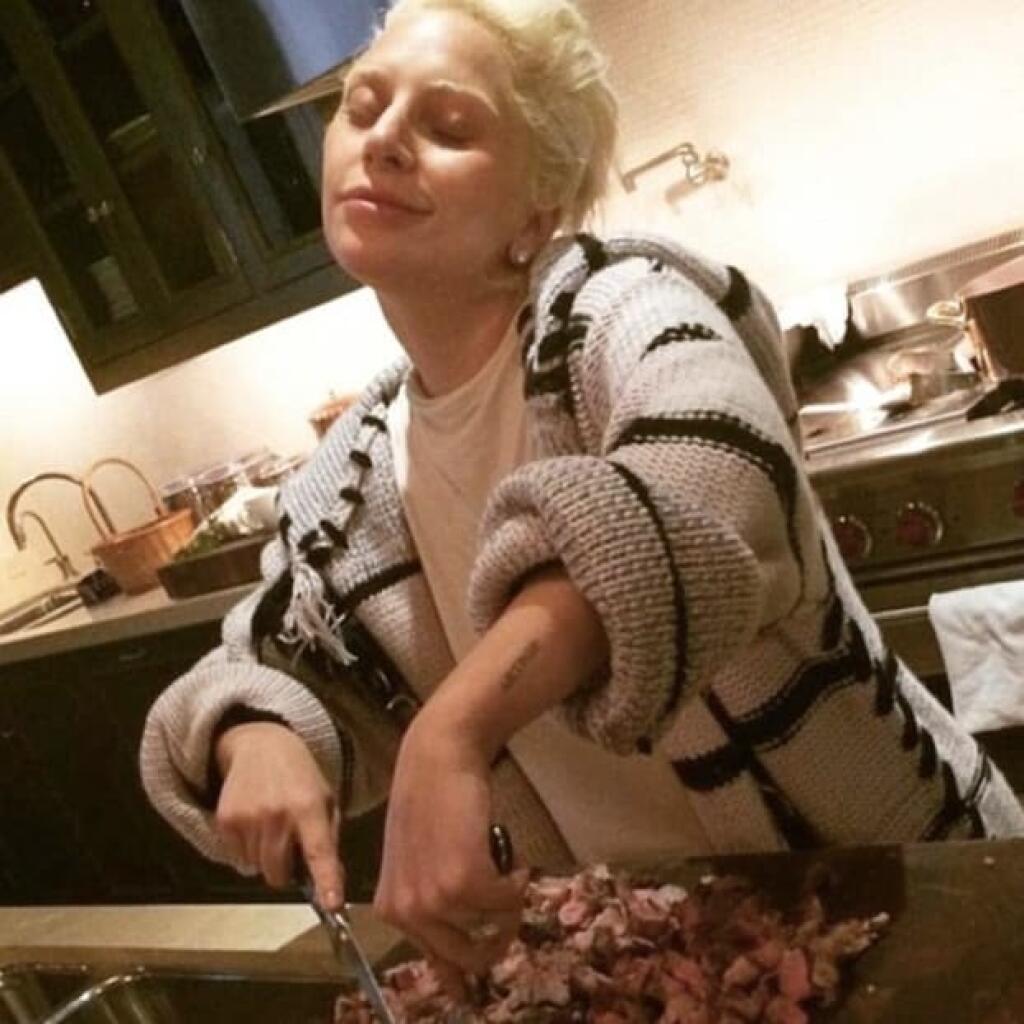 Pri varení sa rozvášni aj Lady Gaga, ktorá si bez problémov vyrába vlastné cestoviny. S otcom Talianom už stihli vydať zaujímavú kuchárku.