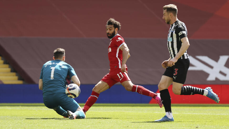 EBE 14 Liverpool - Na snímke vľavo slovenský brankár Newcastlu Martin Dúbravka chytá loptu, uprostred hráč Liverpoolu Mohamed Salah v zápase 33. kola anglickej Premier League vo futbale FC Liverpool - Newcastle United v Liverpoole 24. apríla 2021. FOTO TASR/AP
Newcastle's goalkeeper Martin Dubravka, left, saves on Liverpool's Mohamed Salah, center, during the English Premier League soccer match between Liverpool and Newcastle United at Anfield stadium in Liverpool, England, Saturday, April 24, 2
