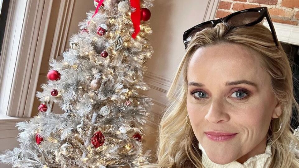 Reese Witherspoon si zvolila trend týchto Vianoc a to káro. Strieborná jedlička ozdobená červenými a bielymi ozdobami je krásna...