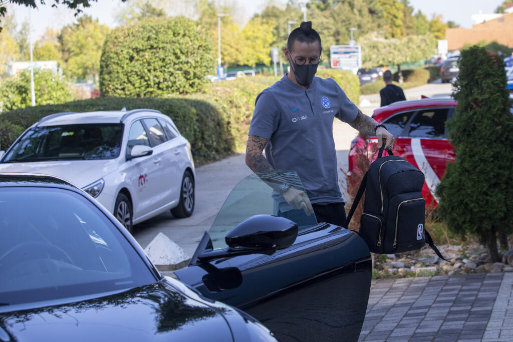 Stredopoliar tureckého Trabzonsporu prifrčal na novučičkom Ferrari Roma, ktoré si zaobstaral pred dvoma mesiacmi na svoje narodeniny.