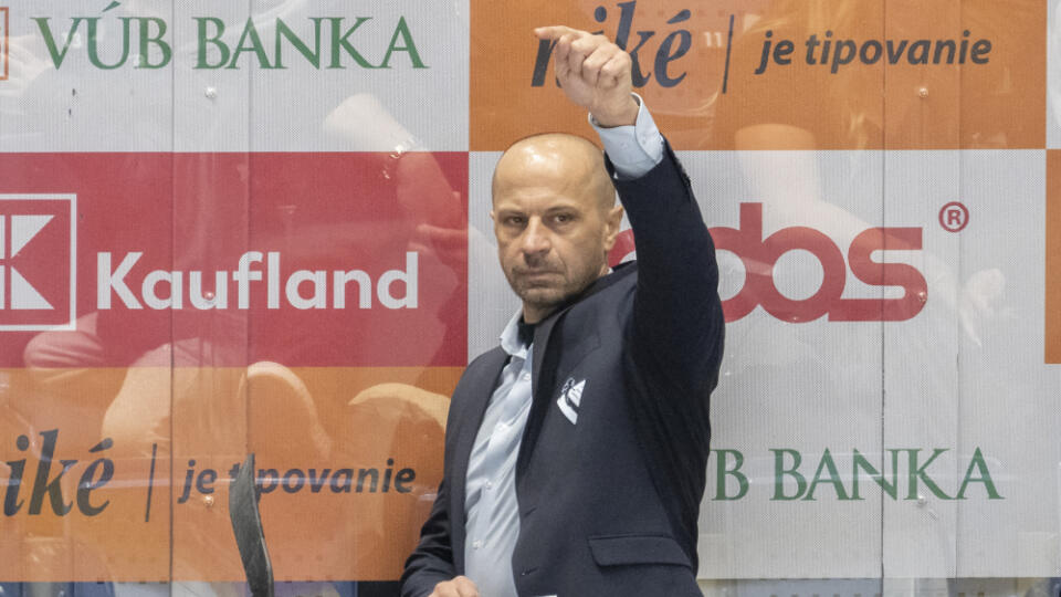 Na snímke tréner slovana Ján Pardavý v zápase 40. kola hokejovej Tipos extraligy v hokeji HC Slovan Bratislava - HC MV Transport Prešov.