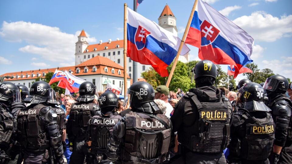 Na snímke pohotovostná motorizovaná jednotka prichádza zasiahnuť proti protestujúcim proti vládnym opatreniam