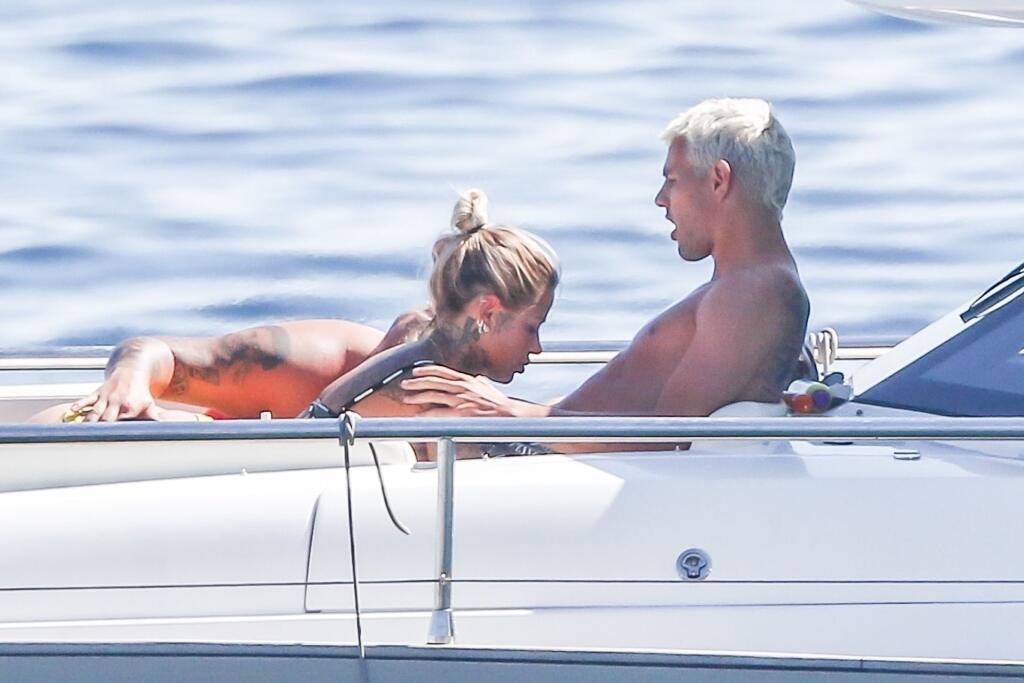 Futbalista Theo Hernandez a modelka Zoe Cristofoli si užili plavbu na jachte plnú erotiky.