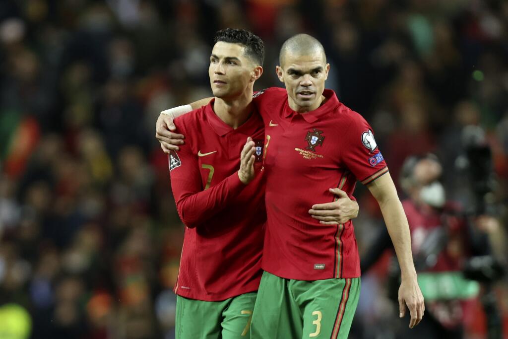Portugalskí futbalisti Cristiano Ronaldo a Pepe sa tešia po finálovom zápase baráže MS2022 Portugalsko - Severné Macedónsko v Porte 29. marca 2022. Futbalisti Portugalska postúpili na tohtoročné MS v Katare po víťazstve nad Severným Macedónskom 2:0.