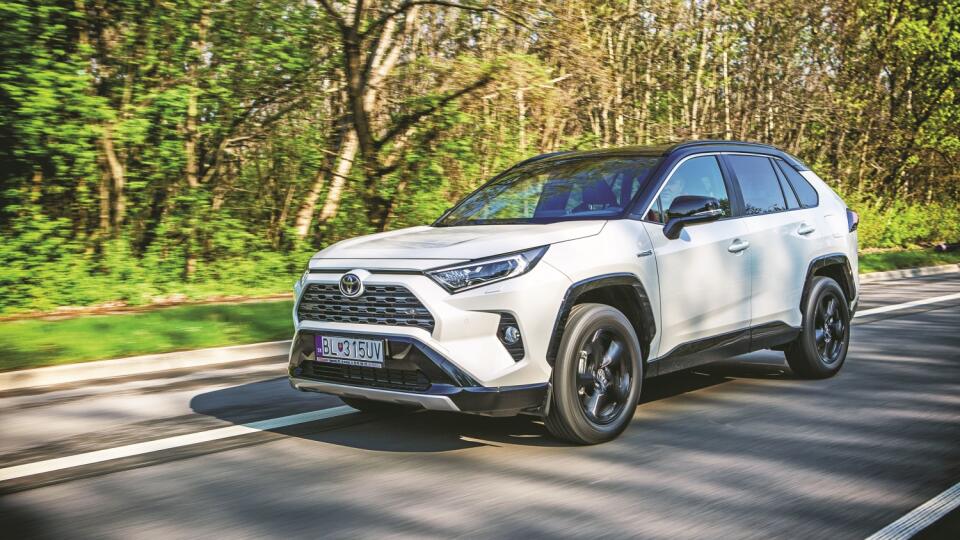 Hranami sa nešetrilo: Nová generácia RAV4 sa badateľne odlišuje od svojej predchodkyne. Nám sa jej
hrany páčia, najmä v tejto farebnej kombinácii.