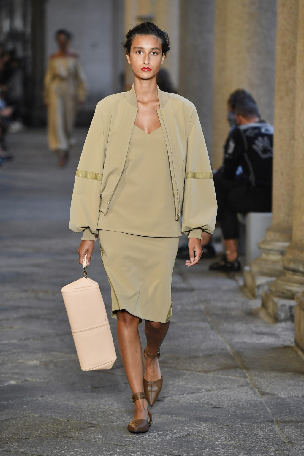 Max Mara: Kontrastné doplnky osviežia a rozbijú monotónne ladenie outfitu.