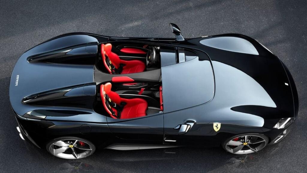 Cristiano Ronaldo má vo svojej garáži okrem iných hriešne drahých kúskov aj Ferrari Monza SP2, ktoré si prevzal priamo v Maranelle.