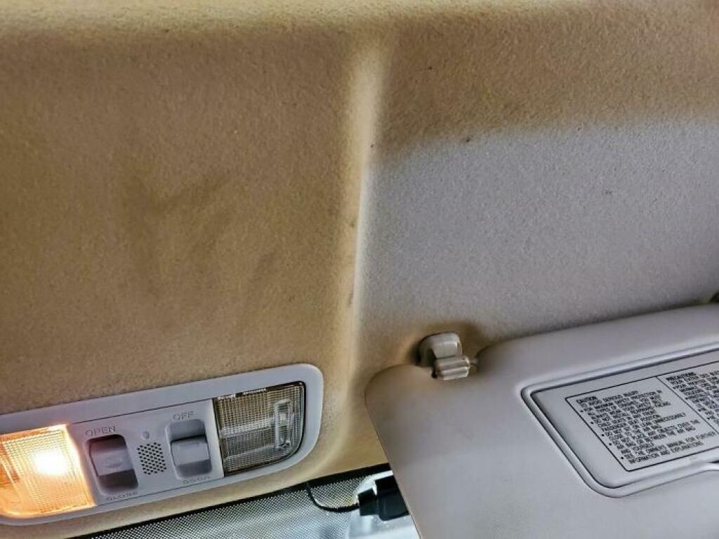 Ako vyzerá interiér auta, ktorého majiteľ fajčí.