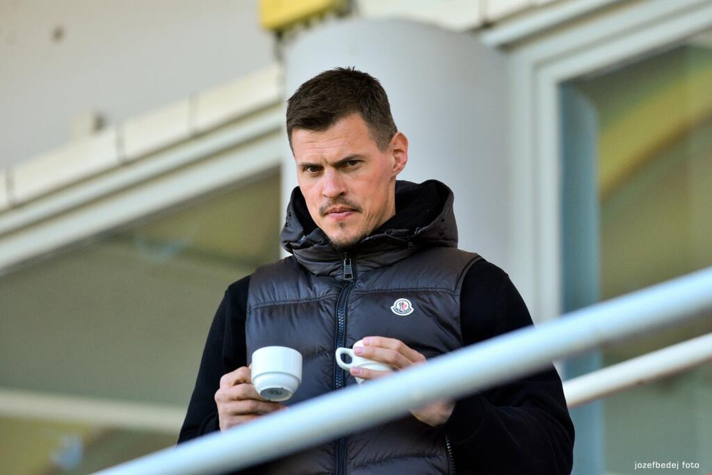 Škrtel si stihol okrem fandenia vychutnať aj kávičku.