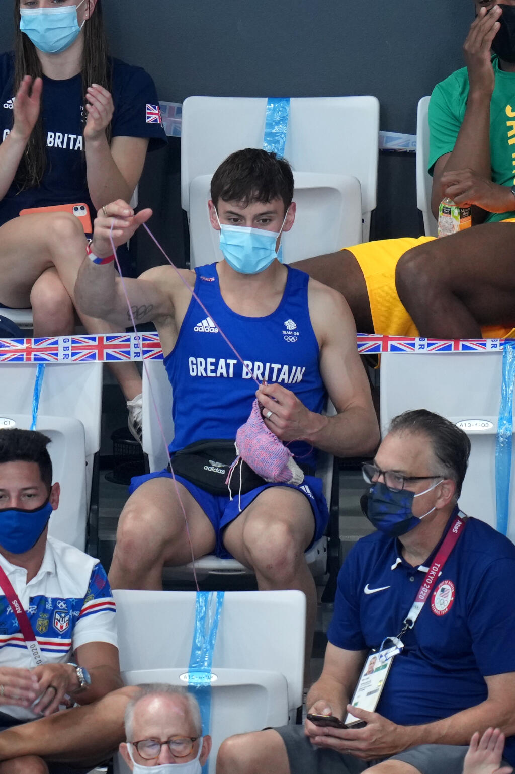 Bez ihlíc a vlny ani na krok. Britský skokan do vody Tom Daley bol na olympiáde stredobodom pozornosti, a to nielen vďaka zisku zlatej medaily. Štrikovanie si zobral aj na tribúnu.