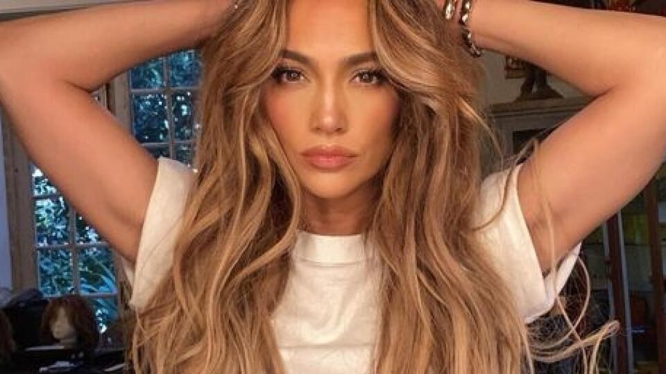 Speváčka a herečka Jennifer Lopez len nedávno oslávila svoje 5. narodeniny. Na svoj vek však vôbec nevyzerá a o svoje telo a pleť sa príkladne stará.