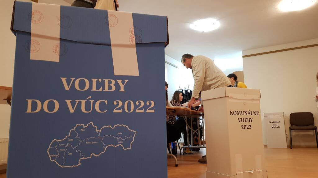 Na Slovensku sa v sobotu o siedmej hodine ráno začali historicky prvé spojené voľby do orgánov samosprávy obcí a do orgánov samosprávnych krajov. Na snímke volebná schránka vo volebnej miestnosti v obci Iža, okres Komárno 29. októbra 2022. FOTO TASR - Milan Drozd 