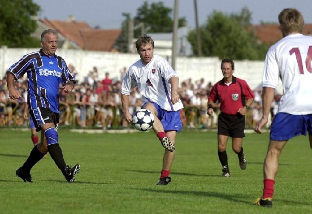 Slovenské hokejové hviezdy odohrali 6. augusta 2003 v Radošinej exhibièný futbalový zápas v rámci Slovenského hokejového leta /SHL/ s domácim tímom Fortuna. Na snímke jeden z najprominentnejších aktérov SHL Žigmund Pálffy v akcii.