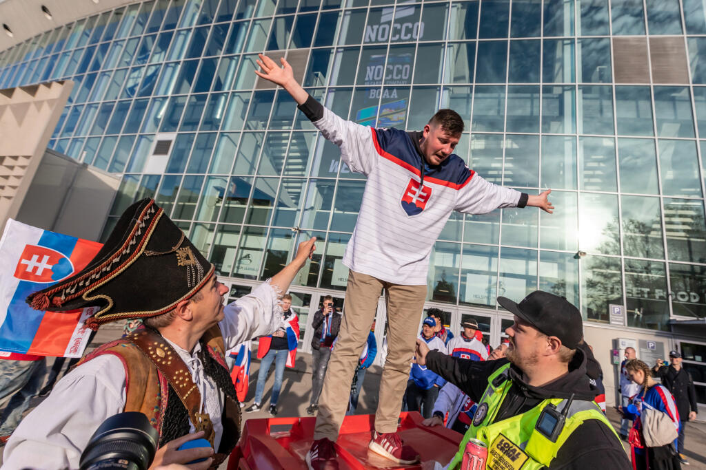 Na snímke sú slovenskí fanúšikovia pred piatym zápasom základnej skupiny MS 2022 v Helsinkách, v ktorom nastúpili slovenskí hokejisti proti Kazachstanu.