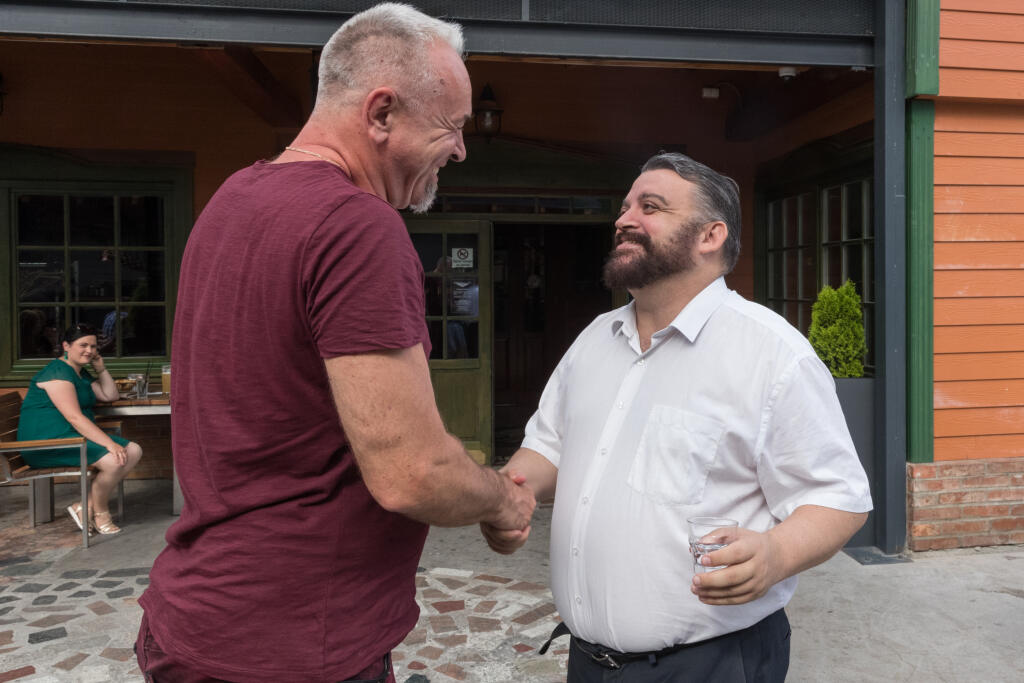 Oslava 60. Narodenín hudobníka a mestského poslanca Mariána Greksu v bratislavskom podniku Harley Davidson. Na snímke je Marián Greksa a politik Eduard Chmelár.