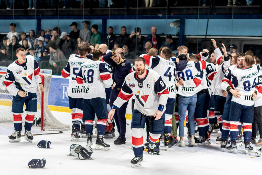 Hokejisti HC Slovan Bratislava zvíťazili v šiestom zápase finále Kaufland play off Tipos extraligy 2021/2022 a získali titul majstra SR. Šiesty zápas vyhrali s HK Nitra 5:2 a celú sériu 4:2 na zápasy. Na snímke je kapitán HC Slovan Michal Sersen.