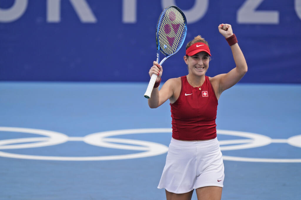 Švajčiarska tenistka slovenského pôvodu Belinda Benčičová sa teší po výhre 6:2, 6:4 nad domácou Japonkou Misaki Doiovou v zápase 2. kola ženskej dvojhry na OH2020 v Tokiu v pondelok 26. júla 2021.